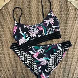 Body Glove bralette bikini. *Reversible Size Medium
